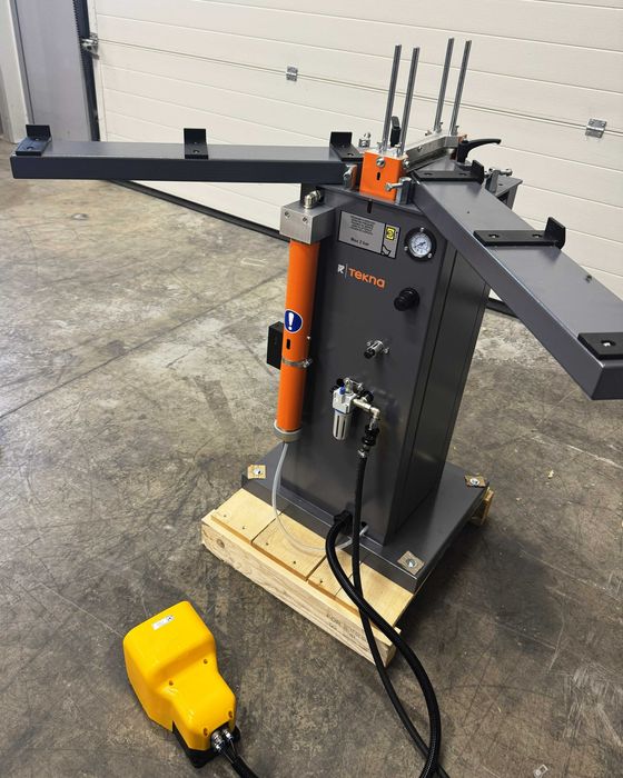 Машина за нанасяне на уплътнител Tekna TKE259