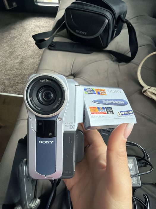 Cameră video Sony Handycam DCR-PC8E MiniDV cu accesorii și geantă