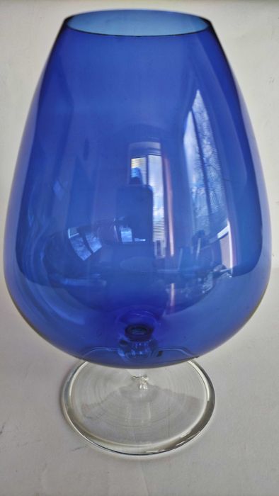 Две големи тънкостенни чаши от цветно стъкло