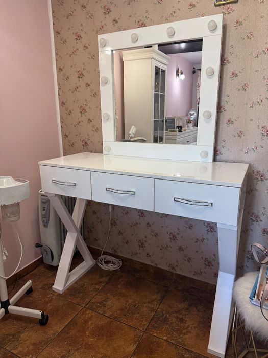 Vând masă de machiaj făcută la comandă