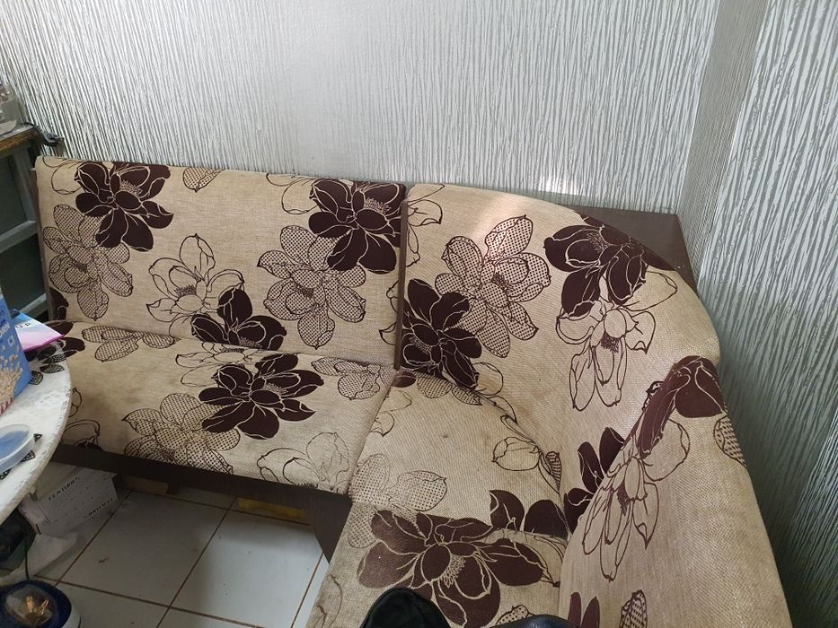 Vând coltar bucătărie+masa