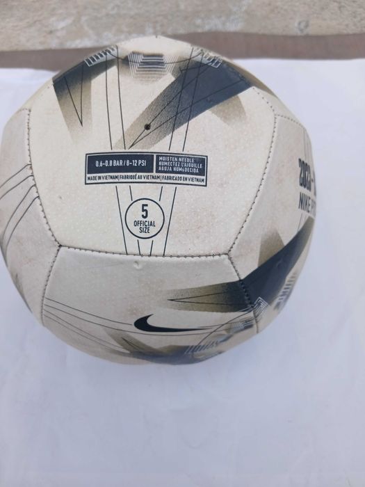 Футболна топка NIKE PITCH Premier League.