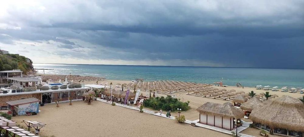 Стилен тристаен апартамент с уникална морска панорама, Първа линия