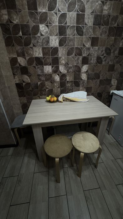 Продам стол с табуретками