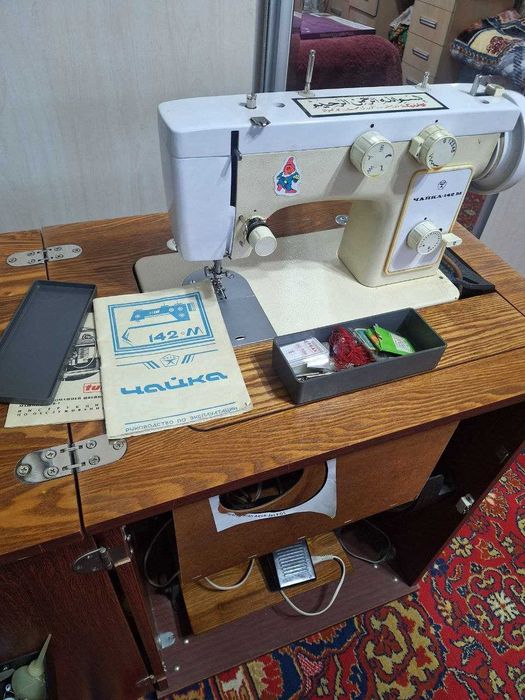 Швейная машинка в отличнос состоянии с встроенным столом