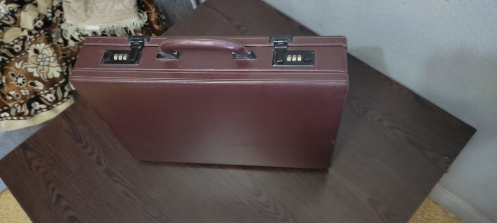 Кейс дипломат с кодовыми замками