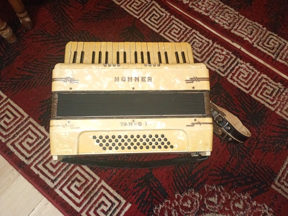 Vând acordeon Hohner tango 1