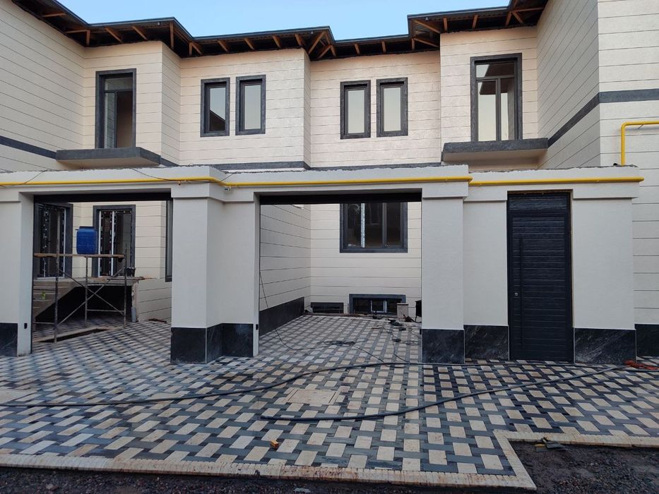 Hi-tech услубидаги  ёнма-ён 2 та бир хил коттедж ховли сотилади