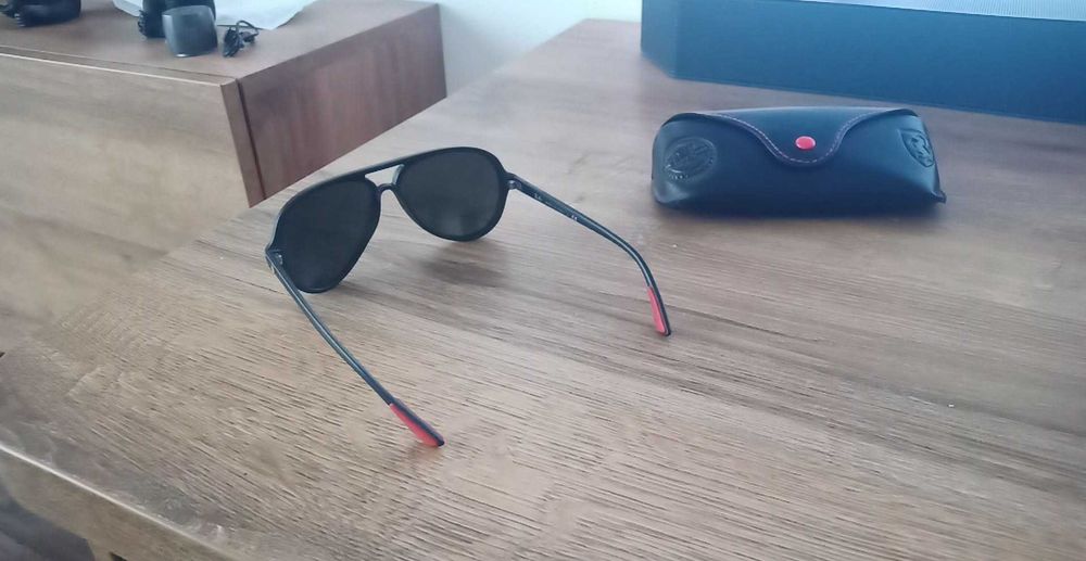 Vand ochelari de soare Ferrari
