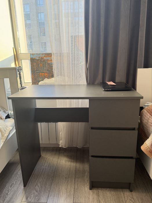 Стол серого цвета