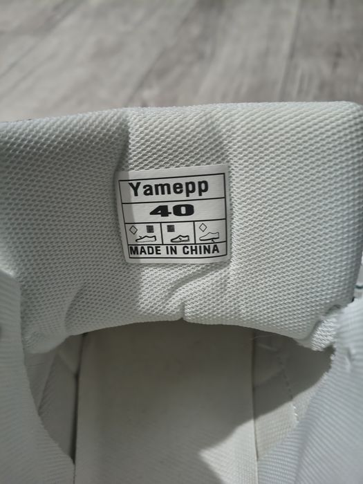 Продам кроссовки