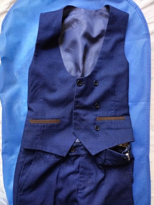 Костюм тройка на мальчика 7-8 лет, б/у, как новый.