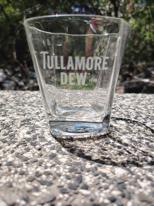 Различни видове стъклени чаши нови