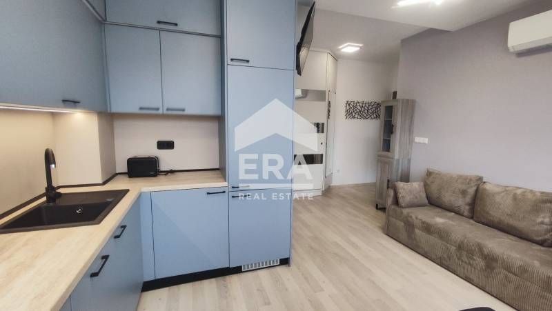 ЕКСКЛУЗИВНО! Двустаен новообзаведен апартамент с паркомясто под наем в