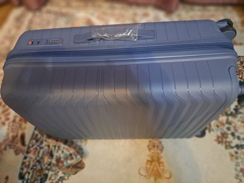 Продам , новый чемодан