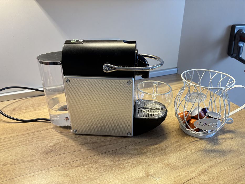 Нова цена: Кафе машина Delonghi Nespresso Pixie Titan