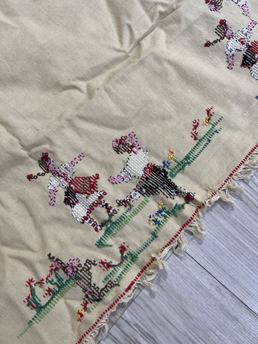 Старо ръчно бродирано каре за маса