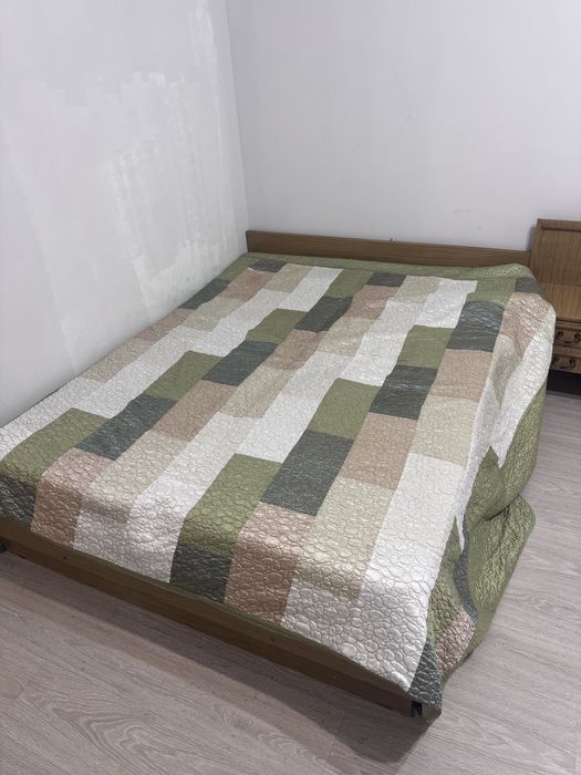 Продам кровать с матрасом и тумбочки