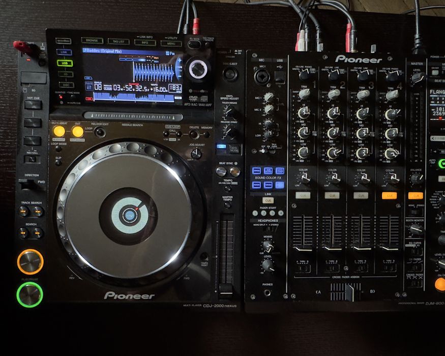 2 x Pioneer CDJ-2000 Nexus + Pioneer DJM-900 Nexus