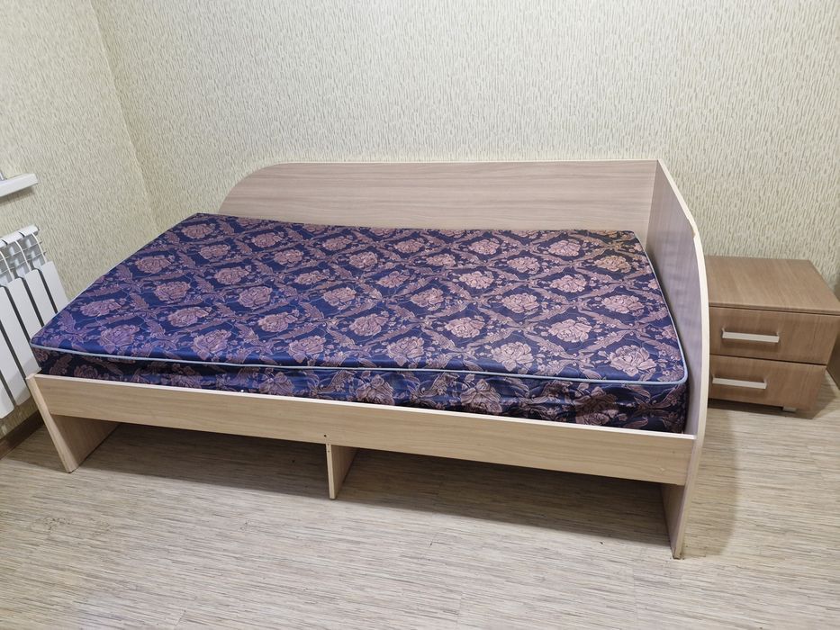 Кровать с матрасом