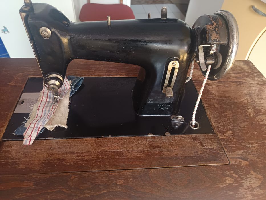 Mașina de cusut  UMC
