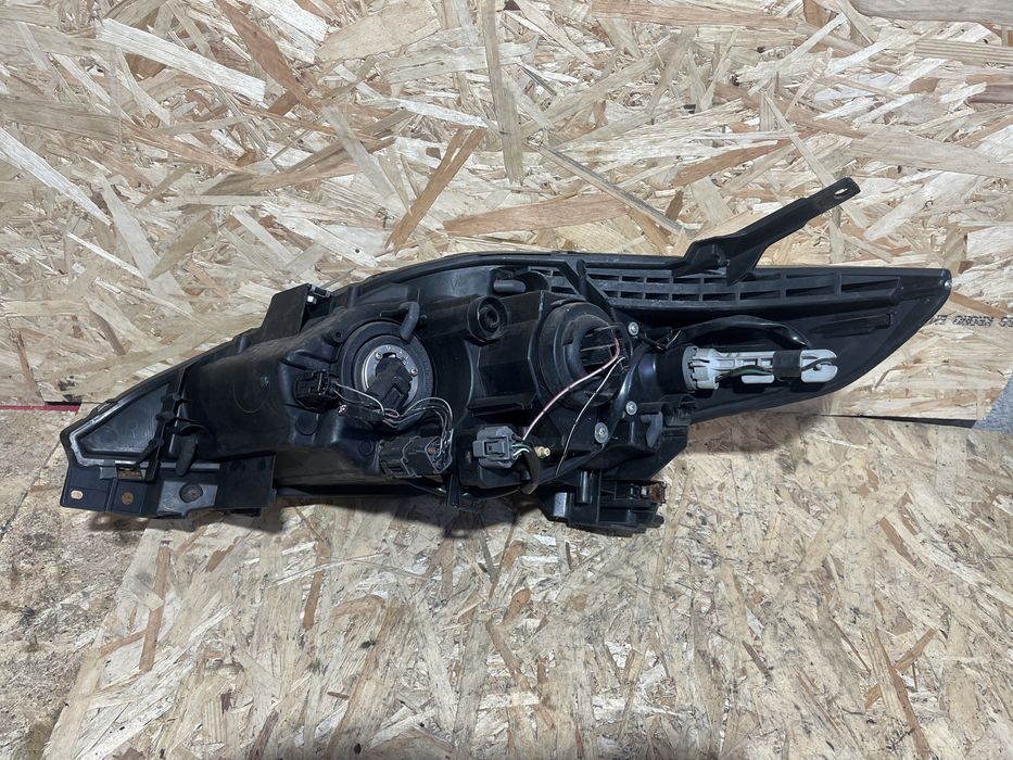 Far/Faruri stânga-dreapta Mazda 5 2010