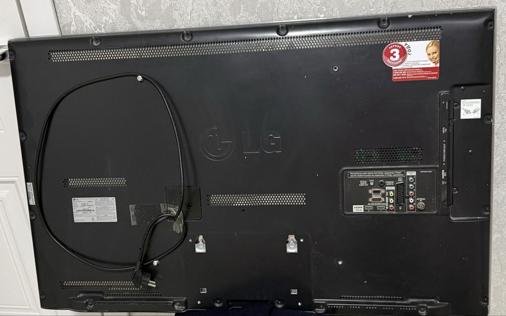 Продается телевизор с кронштейном