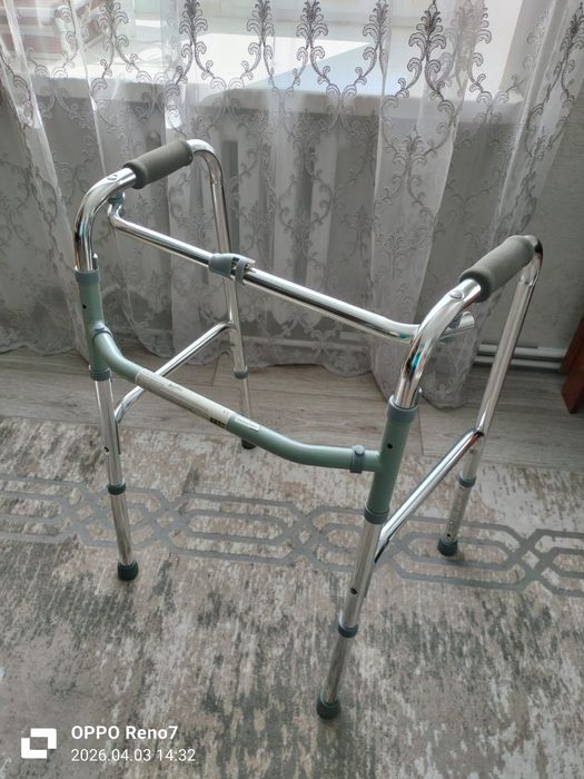 Ходунки для инвалидов.
