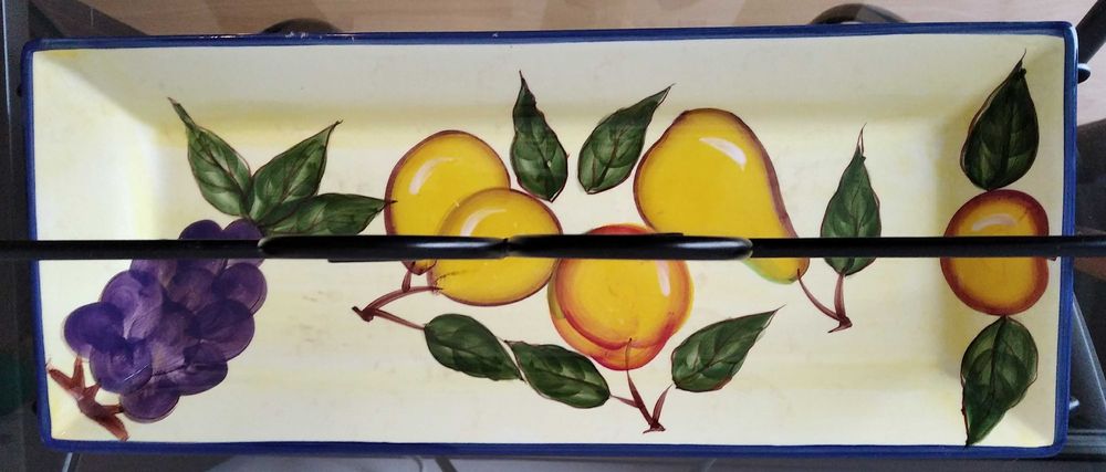 Platou din ceramica pictat manual, in cadru metalic