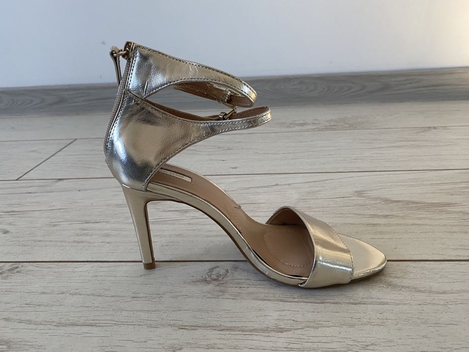 Sandale cu toc Stradivarius