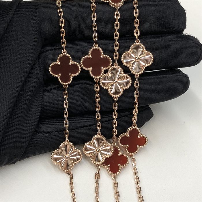 Позлатени колиета Van Cleef & Arpels