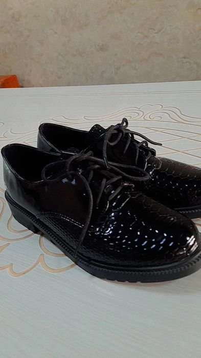 Kuzgi oyoqkiyim qora toshli