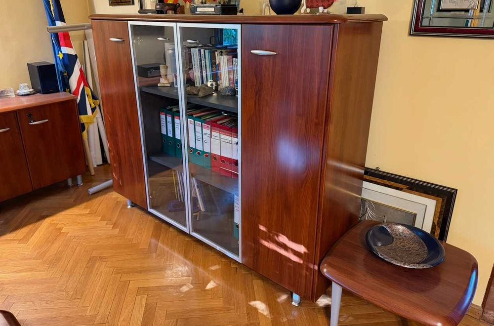 Set premium birou directorial complet din lemn, maro lucios, cu extensie, vitrină și 5 scaune – 11 piese, demontat