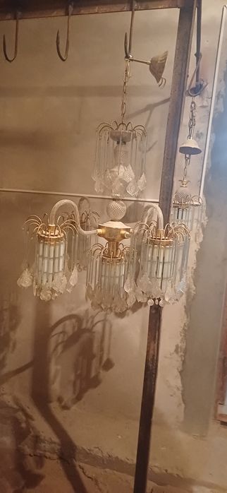 Хар хил турдаги люстралар сотилади, сифати ишлаш жараёни кафолатнади.