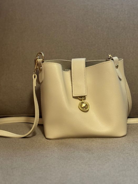 Малка бежова чанта от еко кожа