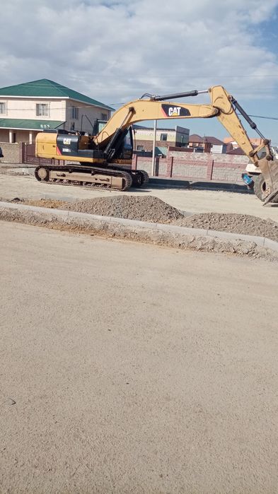 Готовы к работе экскаваторы и бульдозер, техника сат