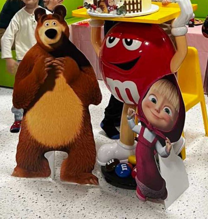 Картонени фигури на Маша и Мечока