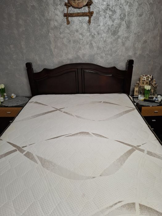 Vând pat din lemn 2 persoane cu saltea utilizat