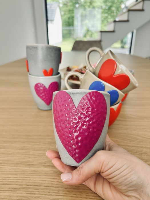 Pahar din ceramica, decorat manual cu o inimă texturata, din lut polimeric!