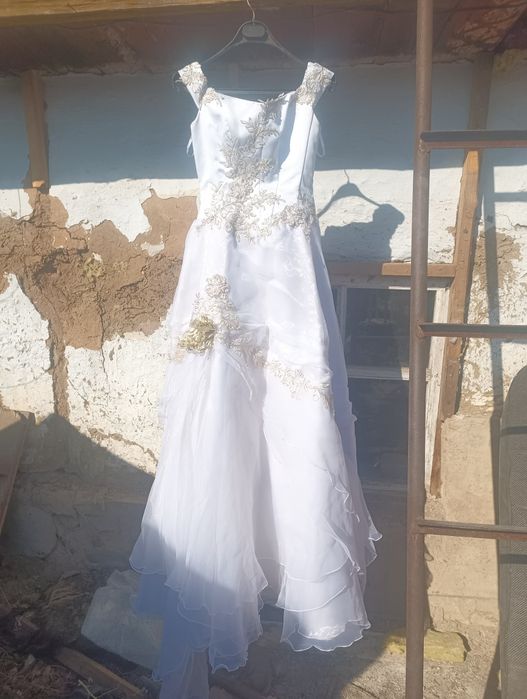 Свадебное платье. Цена 5000 .