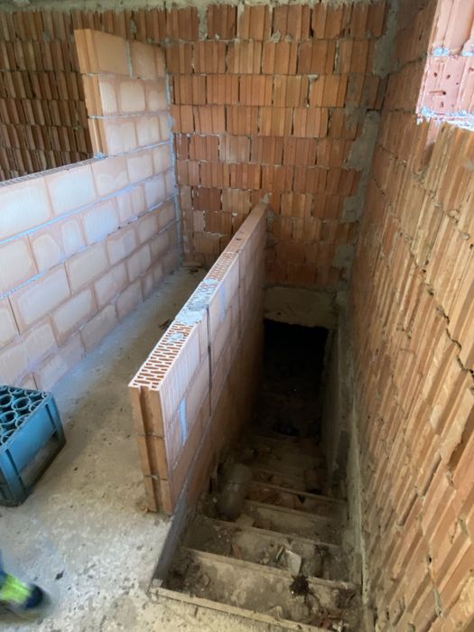 Constructie la rosu pretabil pentru Azil/pensiune 23 camere duble