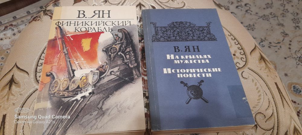 Много  интересных  книг.