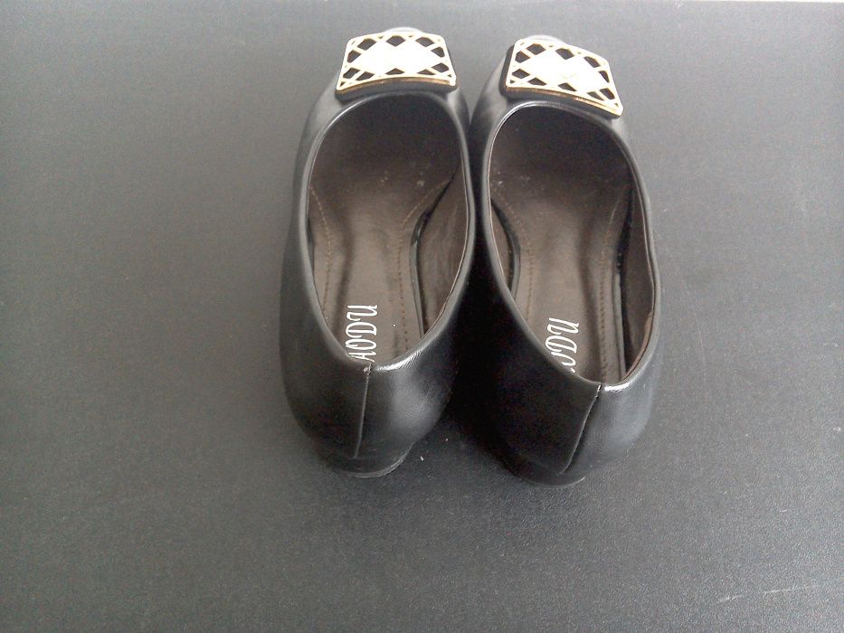 Pantofi deosebiți din piele ecologică, accesorizați în față