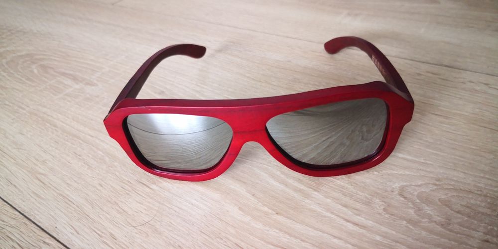 Ochelari de soare Earth, unisex cu ramă de lemn.