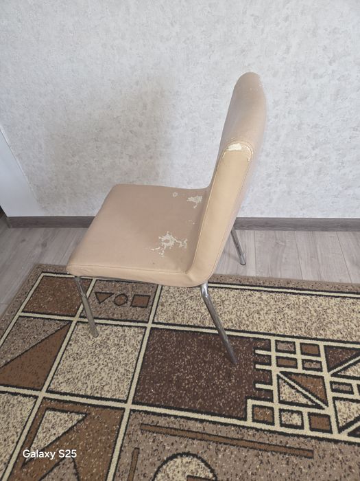 Стулья качественные крепкие.