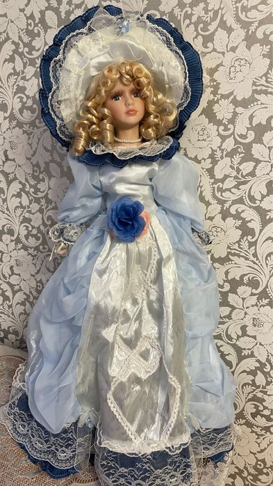 Кукла фарфоровая на подставке .