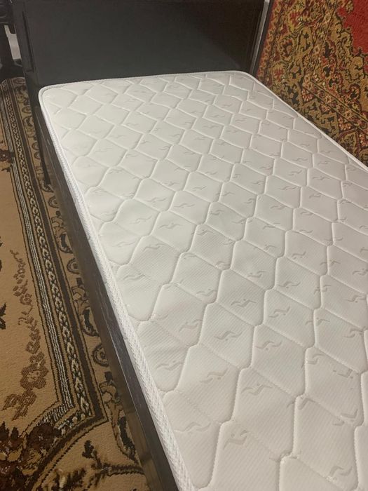 Продаем односпальную кровать+матрас