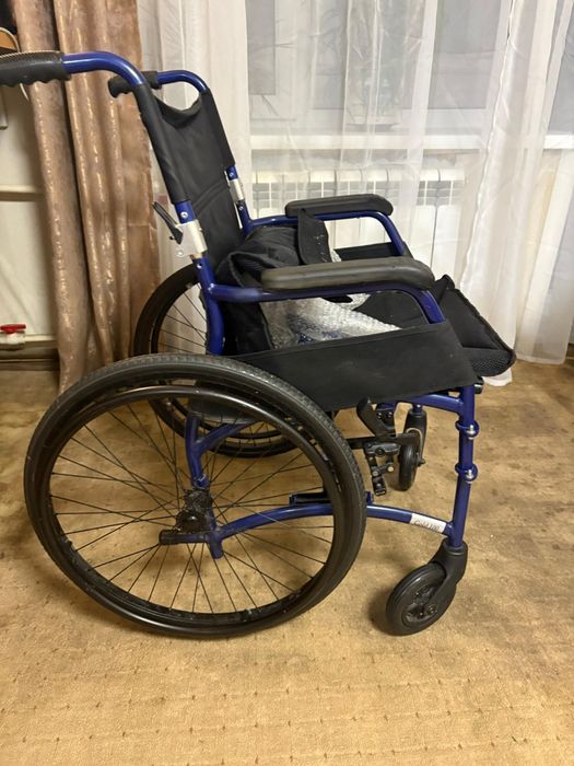 Продаются инвалидная коляска большая.