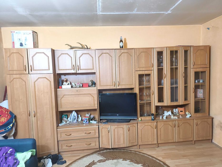 Mobila camera culoare crem cu vitrina de sticla