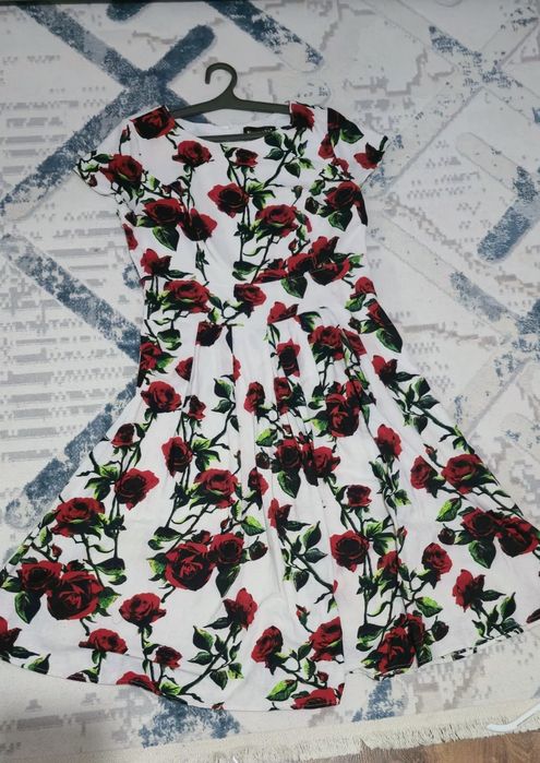 Платье XXL, отличное состояние
Красивое белое платье с принтом роз и з